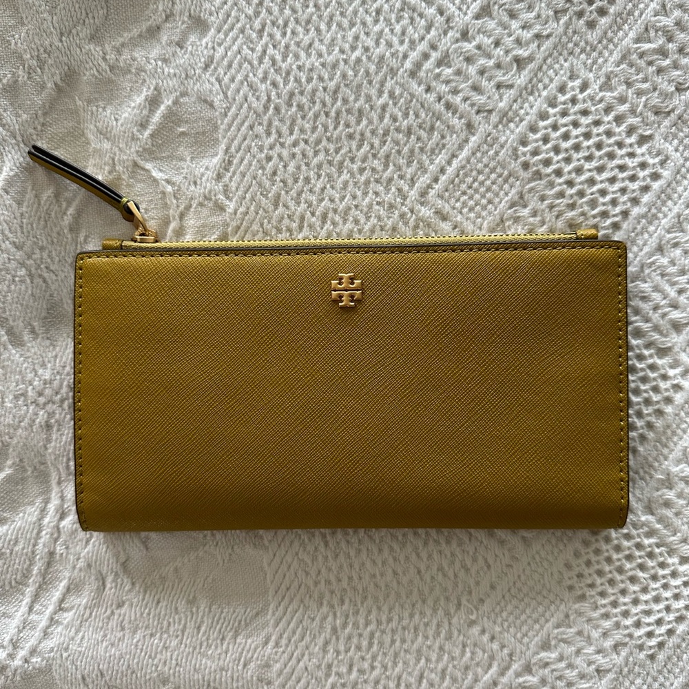 Tory Burch Gold Wallet Luxurious Design